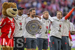 19.04.2026, Fussball Bundesliga 2025/2026, 30.Spieltag, FC Bayern München - VfB Stuttgart, in der Allianz-Arena München, die Spieler feiern nach dem Sieg die 35. Deutsche Meisterschaft. Die Mannschaft feiert mit den Fans und speziellen Meistertrikots mit Aufdruck des kultigen Porzellan-Kakadus mit Meisterschale. v.li: Maskottchen Berni, Trainer Vincent Kompany (FC Bayern München), -, Co-Trainer Aaron Danks (Bayern München), 
