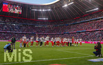 19.04.2026, Fussball Bundesliga 2025/2026, 30.Spieltag, FC Bayern München - VfB Stuttgart, in der Allianz-Arena München, die Spieler feiern nach dem Sieg die 35. Deutsche Meisterschaft. Die Mannschaft feiert mit den Fans und speziellen Meistertrikots mit Aufdruck des kultigen Porzellan-Kakadus mit Meisterschale. 