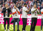 19.04.2026, Fussball Bundesliga 2025/2026, 30.Spieltag, FC Bayern München - VfB Stuttgart, in der Allianz-Arena München, die Spieler feiern nach dem Sieg die 35. Deutsche Meisterschaft. Die Mannschaft feiert mit den Fans und speziellen Meistertrikots mit Aufdruck des kultigen Porzellan-Kakadus mit Meisterschale. v.li: Sportdirektor Christoph Freund (Bayern München), Busfahrer Michael Lauerbach, Trainer Vincent Kompany (FC Bayern München), 