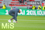 22.04.2026, Fussball DFB-Pokal  2025/2026 Halbfinale, Bayer Leverkusen - FC Bayern München, in der BayArena Leverkusen. Trainer Vincent Kompany (FC Bayern München) fasst den Rasen an, 