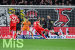 22.04.2026, Fussball DFB-Pokal  2025/2026 Halbfinale, Bayer Leverkusen - FC Bayern München, in der BayArena Leverkusen. Torchance Harry Kane (FC Bayern München), Robert Andrich (Bayer Leverkusen)  blockt ab