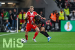 22.04.2026, Fussball DFB-Pokal  2025/2026 Halbfinale, Bayer Leverkusen - FC Bayern München, in der BayArena Leverkusen. Konrad Laimer (FC Bayern München)  , Nathan Tella (Bayer Leverkusen)  