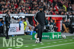22.04.2026, Fussball DFB-Pokal  2025/2026 Halbfinale, Bayer Leverkusen - FC Bayern München, in der BayArena Leverkusen. Trainer Vincent Kompany (FC Bayern München)  steht auf einem Ball, 