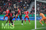 22.04.2026, Fussball DFB-Pokal  2025/2026 Halbfinale, Bayer Leverkusen - FC Bayern München, in der BayArena Leverkusen. Robert Andrich (Bayer Leverkusen) klärt den Ball, 