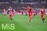 22.04.2026, Fussball DFB-Pokal  2025/2026 Halbfinale, Bayer Leverkusen - FC Bayern München, in der BayArena Leverkusen. Luis Diaz (FC Bayern München) (M) freut sich über das Tor zum 0:2, Aleksander Pavlovic (FC Bayern München) (l)
