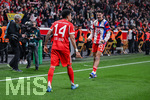 22.04.2026, Fussball DFB-Pokal  2025/2026 Halbfinale, Bayer Leverkusen - FC Bayern München, in der BayArena Leverkusen. Luis Diaz (FC Bayern München) freut sich über das Tor zum 0:2, Aleksander Pavlovic (FC Bayern München) (l)