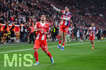 22.04.2026, Fussball DFB-Pokal  2025/2026 Halbfinale, Bayer Leverkusen - FC Bayern München, in der BayArena Leverkusen. Luis Diaz (FC Bayern München) freut sich über das Tor zum 0:2, Aleksander Pavlovic (FC Bayern München) (l)