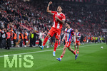 22.04.2026, Fussball DFB-Pokal  2025/2026 Halbfinale, Bayer Leverkusen - FC Bayern München, in der BayArena Leverkusen. Luis Diaz (FC Bayern München) freut sich über das Tor zum 0:2, Aleksander Pavlovic (FC Bayern München) (l)