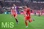 22.04.2026, Fussball DFB-Pokal  2025/2026 Halbfinale, Bayer Leverkusen - FC Bayern München, in der BayArena Leverkusen. Luis Diaz (FC Bayern München) freut sich über das Tor zum 0:2, Aleksander Pavlovic (FC Bayern München) (l)