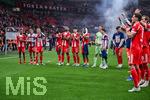 22.04.2026, Fussball DFB-Pokal  2025/2026 Halbfinale, Bayer Leverkusen - FC Bayern München, in der BayArena Leverkusen. Der FC Bayern München feiert mit den Fans den Finaleinzug, 