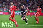 22.04.2026, Fussball DFB-Pokal  2025/2026 Halbfinale, Bayer Leverkusen - FC Bayern München, in der BayArena Leverkusen. Michael Olise (FC Bayern München), Aleix Garcia (Bayer Leverkusen)  , Jamal Musiala (FC Bayern München) 