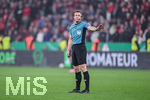 22.04.2026, Fussball DFB-Pokal  2025/2026 Halbfinale, Bayer Leverkusen - FC Bayern München, in der BayArena Leverkusen. Schiedsrichter Felix Zwayer mit Kamera am Ohr, 