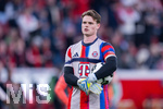 22.04.2026, Fussball DFB-Pokal  2025/2026 Halbfinale, Bayer Leverkusen - FC Bayern München, in der BayArena Leverkusen. Jonas Urbig (FC Bayern München)   mit dem Ball in der Hand, 