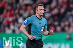 22.04.2026, Fussball DFB-Pokal  2025/2026 Halbfinale, Bayer Leverkusen - FC Bayern München, in der BayArena Leverkusen. Schiedsrichter Felix Zwayer mit Kamera am Ohr, 


