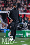 22.04.2026, Fussball DFB-Pokal  2025/2026 Halbfinale, Bayer Leverkusen - FC Bayern München, in der BayArena Leverkusen. Trainer Vincent Kompany (FC Bayern München)  steht mit einem Fuß auf dem Ball, 


