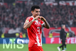 22.04.2026, Fussball DFB-Pokal  2025/2026 Halbfinale, Bayer Leverkusen - FC Bayern München, in der BayArena Leverkusen. Luis Diaz (FC Bayern München) freut sich über das Tor zum 0:2 und zeigt ein Herz in die Kamera


