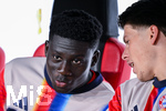 22.04.2026, Fussball DFB-Pokal  2025/2026 Halbfinale, Bayer Leverkusen - FC Bayern München, in der BayArena Leverkusen.  Bara Ndiaye (FC Bayern München) sitzt auf der Auswechselbank,


