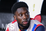 22.04.2026, Fussball DFB-Pokal  2025/2026 Halbfinale, Bayer Leverkusen - FC Bayern München, in der BayArena Leverkusen. Alphonso Davies (FC Bayern München) sitzt auf der Auswechselbank, 


