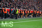 22.04.2026, Fussball DFB-Pokal  2025/2026 Halbfinale, Bayer Leverkusen - FC Bayern München, in der BayArena Leverkusen. Eine Reihe an Ordnern schaut auf die Fans des FC Bayern München kurz vor Schlusspfiff, 


