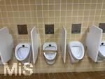 23.04.2026, Bad Wörishofen, Unterallgäu, Kurhaus Toiletten vor der geplanten Renovierung. Hier die Herren-Toilette mit den Pissoirs, eines ist defekt.