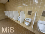 23.04.2026, Bad Wörishofen, Unterallgäu, Kurhaus Toiletten vor der geplanten Renovierung. Hier die Herren-Toilette mit den Pissoirs, eines ist defekt.