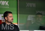 25.04.2026, Fussball 1. Bundesliga 2025/2026, 31.Spieltag, FC Augsburg - Eintracht Frankfurt, in der WWK-Arena Augsburg. Trainer Albert Riera (Eintracht Frankfurt) spiegelt sich im Glas
 


