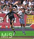 25.04.2026, Fussball 1. Bundesliga 2025/2026, 31.Spieltag, FC Augsburg - Eintracht Frankfurt, in der WWK-Arena Augsburg. v.l. Aurele Amenda (Eintracht Frankfurt) gegen Cedric Adrian Zesiger (FC Augsburg) 
 

