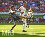 25.04.2026, Fussball 1. Bundesliga 2025/2026, 31.Spieltag, FC Augsburg - Eintracht Frankfurt, in der WWK-Arena Augsburg. v.l. Ayoube Amaimouni-Echghouya (Eintracht Frankfurt) gegen Alexis Julian Claude-Maurice (FC Augsburg) 
 

