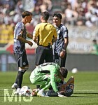 25.04.2026, Fussball 1. Bundesliga 2025/2026, 31.Spieltag, FC Augsburg - Eintracht Frankfurt, in der WWK-Arena Augsburg. Ellyes Skhiri (Eintracht Frankfurt) angeschlagen  am Boden, Torwart Miachael Zetterer (Eintracht Frankfurt) kümmert sich um seinen Teamkollege. Schiedsrichter Harm Osmers (Deutschland).
 

