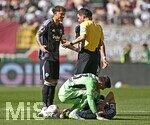 25.04.2026, Fussball 1. Bundesliga 2025/2026, 31.Spieltag, FC Augsburg - Eintracht Frankfurt, in der WWK-Arena Augsburg. Ellyes Skhiri (Eintracht Frankfurt) angeschlagen  am Boden, Torwart Miachael Zetterer (Eintracht Frankfurt) kümmert sich um seinen Teamkollege. Schiedsrichter Harm Osmers (Deutschland).
 

