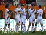25.04.2026, Fussball 1. Bundesliga 2025/2026, 31.Spieltag, FC Augsburg - Eintracht Frankfurt, in der WWK-Arena Augsburg. Anton Kade (FC Augsburg) jubelt mit seinen Teamkollegen über das 1:0
 

