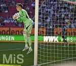 25.04.2026, Fussball 1. Bundesliga 2025/2026, 31.Spieltag, FC Augsburg - Eintracht Frankfurt, in der WWK-Arena Augsburg. Torwart Miachael Zetterer (Eintracht Frankfurt) fängt den Ball.
 

