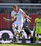 25.04.2026, Fussball 1. Bundesliga 2025/2026, 31.Spieltag, FC Augsburg - Eintracht Frankfurt, in der WWK-Arena Augsburg. v.l. Robin Koch (Eintracht Frankfurt) gegen Arthur Chaves (FC Augsburg) 
 


