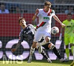 25.04.2026, Fussball 1. Bundesliga 2025/2026, 31.Spieltag, FC Augsburg - Eintracht Frankfurt, in der WWK-Arena Augsburg. v.l. Robin Koch (Eintracht Frankfurt) gegen Arthur Chaves (FC Augsburg) 
 

