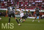 25.04.2026, Fussball 1. Bundesliga 2025/2026, 31.Spieltag, FC Augsburg - Eintracht Frankfurt, in der WWK-Arena Augsburg. Rodrigo Duarte Ribeiro  (FC Augsburg) setzt sich durch gegen Ellyes Skhiri (Eintracht Frankfurt) .
 

