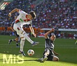 25.04.2026, Fussball 1. Bundesliga 2025/2026, 31.Spieltag, FC Augsburg - Eintracht Frankfurt, in der WWK-Arena Augsburg. Rodrigo Duarte Ribeiro  (FC Augsburg) setzt sich durch.
 

