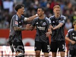 25.04.2026, Fussball 1. Bundesliga 2025/2026, 31.Spieltag, FC Augsburg - Eintracht Frankfurt, in der WWK-Arena Augsburg. Torjubel v.l. Robin Koch (Eintracht Frankfurt), Ellyes Skhiri (Eintracht Frankfurt) und Hugo Larsson (Eintracht Frankfurt) 
 

