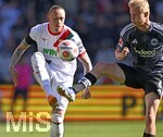 25.04.2026, Fussball 1. Bundesliga 2025/2026, 31.Spieltag, FC Augsburg - Eintracht Frankfurt, in der WWK-Arena Augsburg.
 v.l. Marius Wolf (FC Augsburg) gegen Oscar Hojlund (Eintracht Frankfurt) 

