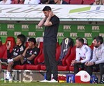 25.04.2026, Fussball 1. Bundesliga 2025/2026, 31.Spieltag, FC Augsburg - Eintracht Frankfurt, in der WWK-Arena Augsburg. Trainer Albert Riera (Eintracht Frankfurt) nachdenklich.
 

