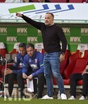 25.04.2026, Fussball 1. Bundesliga 2025/2026, 31.Spieltag, FC Augsburg - Eintracht Frankfurt, in der WWK-Arena Augsburg. Trainer Manuel Baum (FC Augsburg)  nachdenklich.
 

