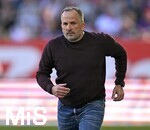 25.04.2026, Fussball 1. Bundesliga 2025/2026, 31.Spieltag, FC Augsburg - Eintracht Frankfurt, in der WWK-Arena Augsburg. Trainer Manuel Baum (FC Augsburg) rennt
 

