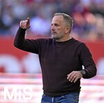 25.04.2026, Fussball 1. Bundesliga 2025/2026, 31.Spieltag, FC Augsburg - Eintracht Frankfurt, in der WWK-Arena Augsburg. Trainer Manuel Baum (FC Augsburg) gestikuliert.
 

