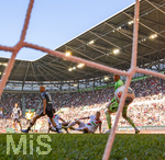 25.04.2026, Fussball 1. Bundesliga 2025/2026, 31.Spieltag, FC Augsburg - Eintracht Frankfurt, in der WWK-Arena Augsburg. Anton Kade (mitte, FC Augsburg) Torschuss zum 1:0, re: Torwart Miachael Zetterer (Eintracht Frankfurt) ohne Chance 
 

