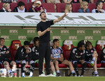 25.04.2026, Fussball 1. Bundesliga 2025/2026, 31.Spieltag, FC Augsburg - Eintracht Frankfurt, in der WWK-Arena Augsburg. Trainer Albert Riera (Eintracht Frankfurt) in Rage