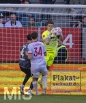 25.04.2026, Fussball 1. Bundesliga 2025/2026, 31.Spieltag, FC Augsburg - Eintracht Frankfurt, in der WWK-Arena Augsburg. Torwart Finn Dahmen (FC Augsburg) hat den Ball sicher.