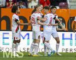 25.04.2026, Fussball 1. Bundesliga 2025/2026, 31.Spieltag, FC Augsburg - Eintracht Frankfurt, in der WWK-Arena Augsburg. Torjubel Anton Kade (li, FC Augsburg) mit Cedric Adrian Zesiger (FC Augsburg), Han-Noah Massengo (FC Augsburg), Robin Fellhauer (Augsburg) 