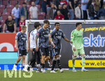 25.04.2026, Fussball 1. Bundesliga 2025/2026, 31.Spieltag, FC Augsburg - Eintracht Frankfurt, in der WWK-Arena Augsburg. Nach dem Spiel trotten die Frankfurter nachdenklich vom Platz. Robin Koch (Eintracht Frankfurt), re. Torwart Miachael Zetterer (Eintracht Frankfurt)