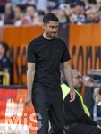 25.04.2026, Fussball 1. Bundesliga 2025/2026, 31.Spieltag, FC Augsburg - Eintracht Frankfurt, in der WWK-Arena Augsburg. Trainer Albert Riera (Eintracht Frankfurt) nachdenklich