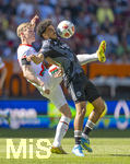 25.04.2026, Fussball 1. Bundesliga 2025/2026, 31.Spieltag, FC Augsburg - Eintracht Frankfurt, in der WWK-Arena Augsburg. v.li: Anton Kade (FC Augsburg) gegen Nathaniel Brown (Eintracht Frankfurt) 