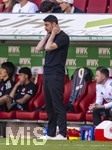 25.04.2026, Fussball 1. Bundesliga 2025/2026, 31.Spieltag, FC Augsburg - Eintracht Frankfurt, in der WWK-Arena Augsburg. Trainer Albert Riera (Eintracht Frankfurt) fassungslos.